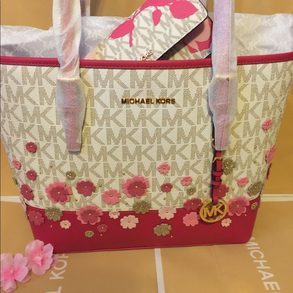 ๐SOLD๐ NEW MICHAEL KORS SET ๐ - Picture 6 of 8